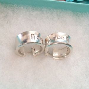 Authentic Tiffany Hoop Earring comes with pouch